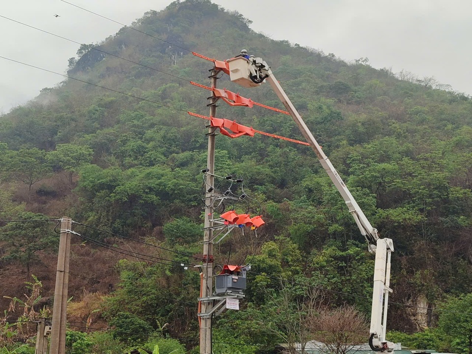 Ứng dụng công nghệ thi công hotline: Nâng cao độ tin cậy cung cấp điện, hướng tới dịch vụ khách hàng tốt hơn